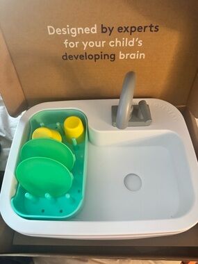 Children's Play Sink with Green Dish Rack and Yellow Cups